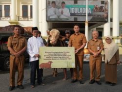 Bupati Tuban Serahkan Sapi Kurban Bantuan Presiden RI untuk Warga Kenduruan