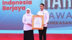 Bupati Tuban Raih Penghargaan Jer Basuki Mawa Beya Emas dari Gubernur Jatim