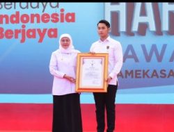 Bupati Tuban Raih Penghargaan Jer Basuki Mawa Beya Emas dari Gubernur Jatim