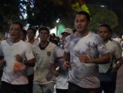SeduluRUN Bareng Mas Lindra, 9.000 Pelari Semarakkan Tuban Lewat Fun Night Color Run